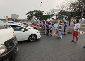 Vecinos de Casa Blanca bloquean Puente Grijalva IV por falta de luz