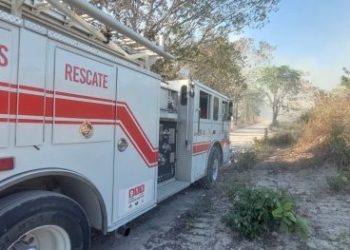 COEPROC y el Cuerpo de Bomberos de Othón P. Blanco atienden incendios en diversos puntos del municipio