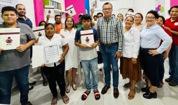 Entrega IEAT certificados de estudios en fraccionamiento Villa El Cielo