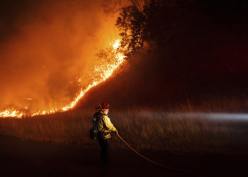 Nuevo México y California en alerta por devastadores incendios forestales