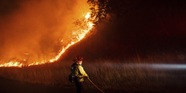 Nuevo México y California en alerta por devastadores incendios forestales
