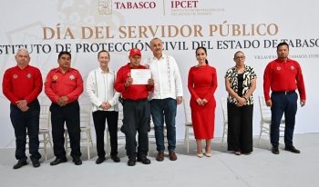 Entrega Carlos Merino reconocimientos a personal del Instituto de Protección Civil
