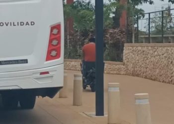 Motociclista captado circulando en ciclovía del malecón de Villahermosa