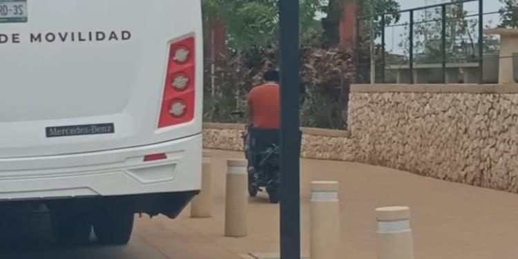 Motociclista captado circulando en ciclovía del malecón de Villahermosa