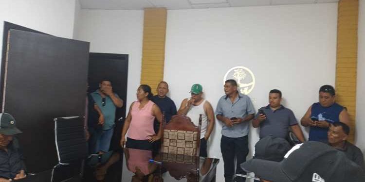 Protestan policías en demanda de pago de salarios y bonos en Cunduacán