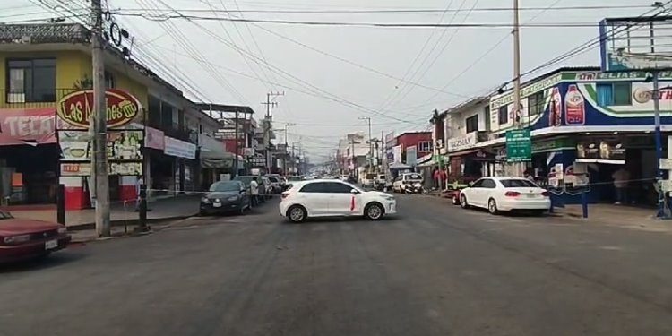 Paralizan colonos de Tamulté de las Barrancas avenidas principales por apagones de luz