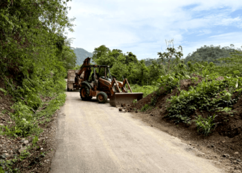 Autoridades trabajan para liberar camino a Buena Vista en Tacotalpa tras deslizamiento de tierra