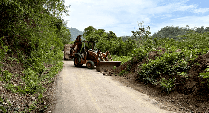 Autoridades trabajan para liberar camino a Buena Vista en Tacotalpa tras deslizamiento de tierra