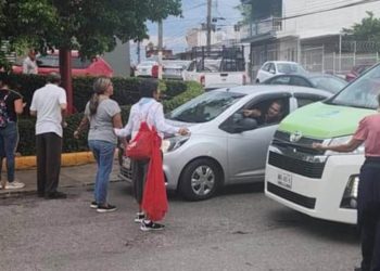 Retienen a trabajador de CFE y bloquean calle en Atasta