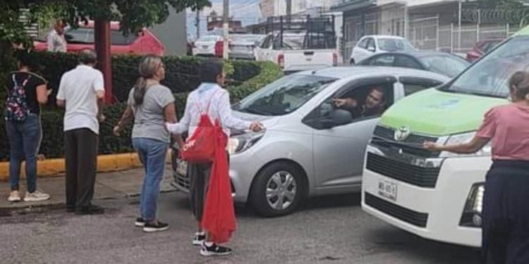 Retienen a trabajador de CFE y bloquean calle en Atasta