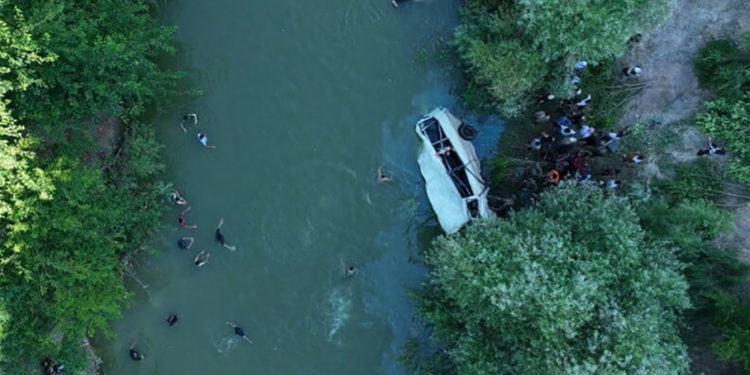 Al menos seis niños murieron ahogados tras accidente de autobús escolar en Siria