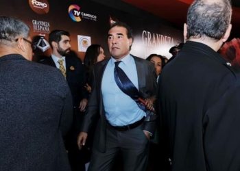 Eduardo Yáñez agrede a reportera durante evento en los Premios Grandeza Hispana