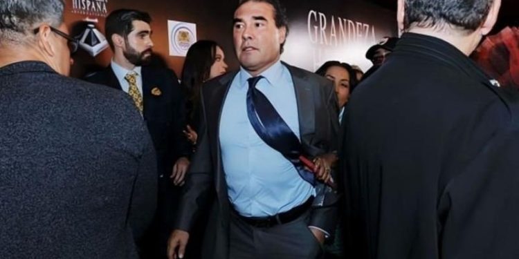 Eduardo Yáñez agrede a reportera durante evento en los Premios Grandeza Hispana