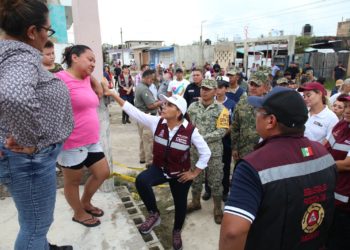Mara Lezama realiza recorridos domiciliarios por colonias de Chetumal afectadas por inundaciones