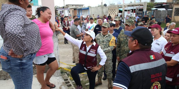 Mara Lezama realiza recorridos domiciliarios por colonias de Chetumal afectadas por inundaciones