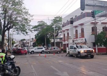 Bloquean avenida Mina en Villahermosa por falta de luz