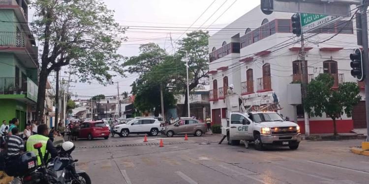 Bloquean avenida Mina en Villahermosa por falta de luz