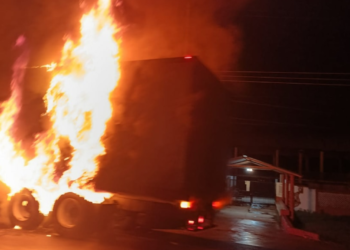 Incendio consume camión cargado de embutidos en la carretera Cárdenas-Comalcalco