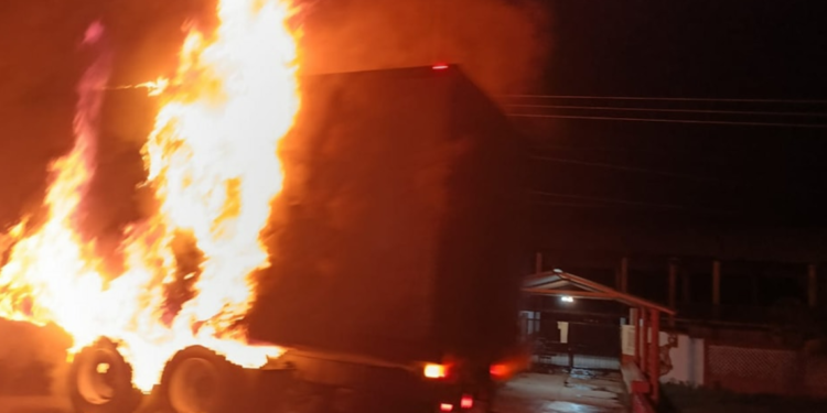 Incendio consume camión cargado de embutidos en la carretera Cárdenas-Comalcalco