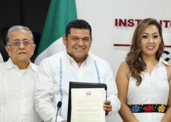 Javier May recibe constancia de mayoría y se convierten en gobernador electo de Tabasco