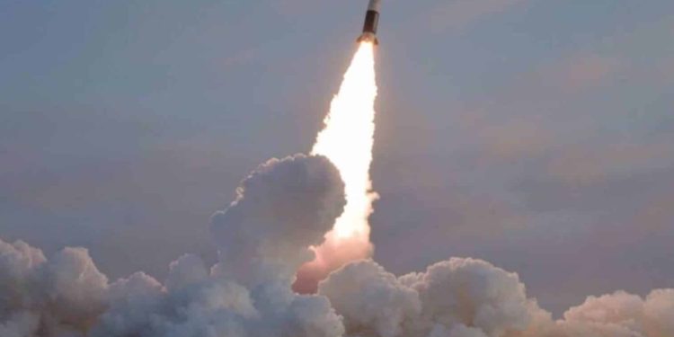 Corea del Norte realiza un lanzamiento fallido de un misil balístico hacia el mar de Japón