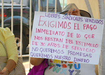 Maestros protestan en la SETAB por descuentos en prestaciones
