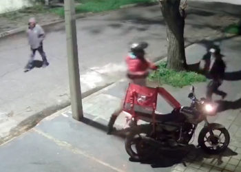 Repartidor de comida se defiende con machete de un intento de asalto en Montevideo