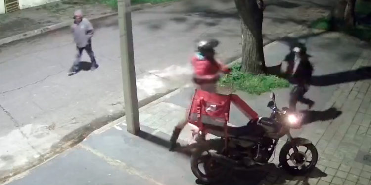 Repartidor de comida se defiende con machete de un intento de asalto en Montevideo