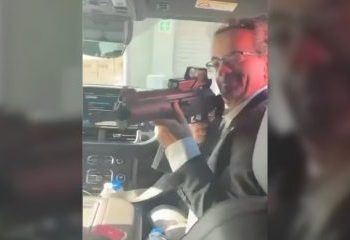 Despiden a embajador del Reino Unido en México por apuntar con un rifle a uno de sus empleados