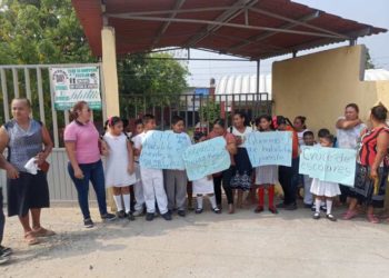 Protesta en primaria de Cunduacán: Exigen a CFE reacomodar cableado cerca de puente peatonal