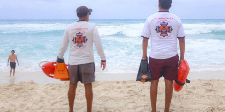 Playas de Cancún, listas con guardavidas para recibir a vacacionistas en el verano