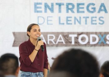 Entrega Ana Paty Peralta lentes a jovenes Cancunenses