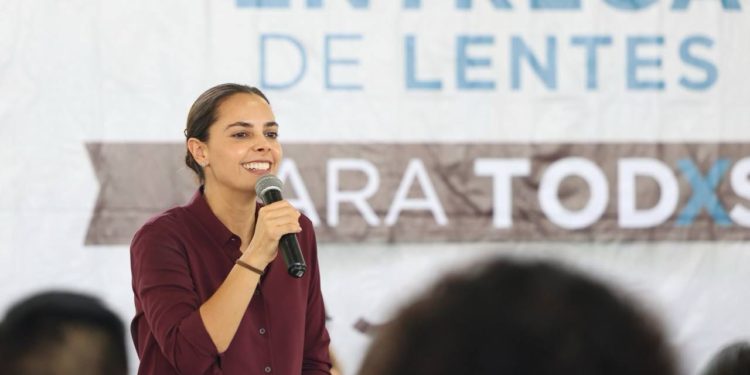 Entrega Ana Paty Peralta lentes a jovenes Cancunenses