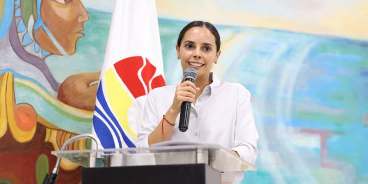 Refuerza Ana Paty Peralta valores cívicos en concursos municipales nivel secundaria