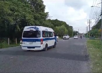 Colocan topes no autorizados en carretera a Río Viejo, generando riesgo para automovilistas