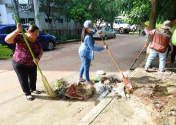 Realizan vecinos y Gobierno de Centro Jornada de Limpieza Integral en la Primero de Mayo