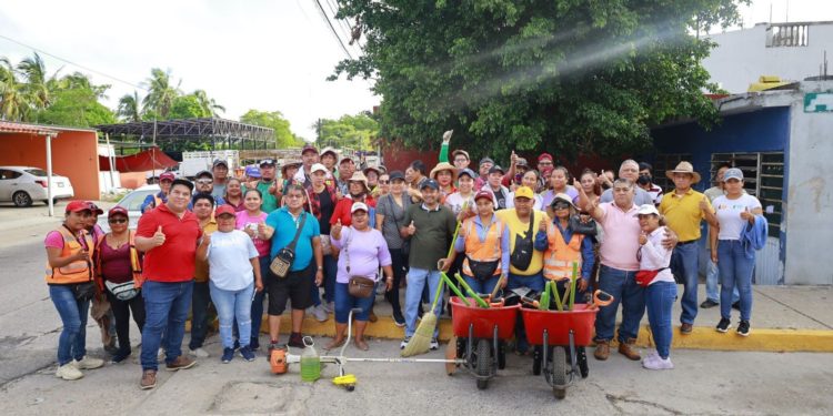 Participan vecinos de La Manga II en Jornada de Limpieza Integral
