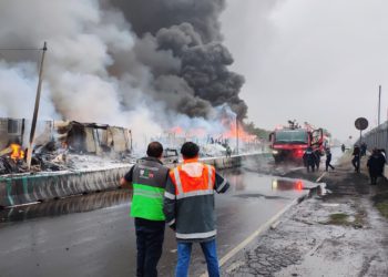 Incendio consume al menos 30 casas en Nezahualcóyotl, Edomx