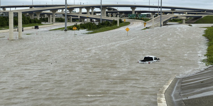 Huracán Beryl toca tierra en Texas como categoría 1