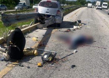 Conductor fallece trágicamente al impactarse con una valla metálica en carretera Puerto Morelos