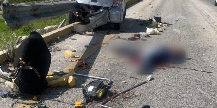 Conductor fallece trágicamente al impactarse con una valla metálica en carretera Puerto Morelos