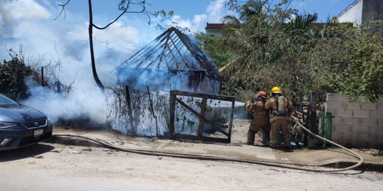 Se incendia palapa, usada como bodega en Tulum