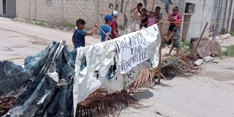 Habitantes de Playa del Carmen protestan ante falta de luz