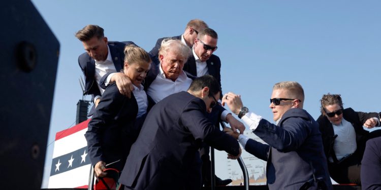 Tiroteo durante evento de Donald Trump deja al menos dos muertos