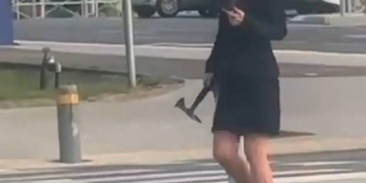 Mujer asesina a su hijo junto a su mascota y apuñala a un seguridad en Israel