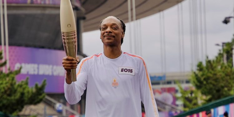 Snoop Dogg llevo la antorcha olímpica de París 2024