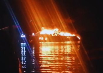 Se incendia embarcación en la bahía de Isla Mujeres