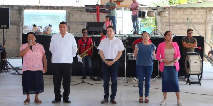 Anuncia Chelo Cano donación de cemento en beneficio de parroquia de Cunduacán