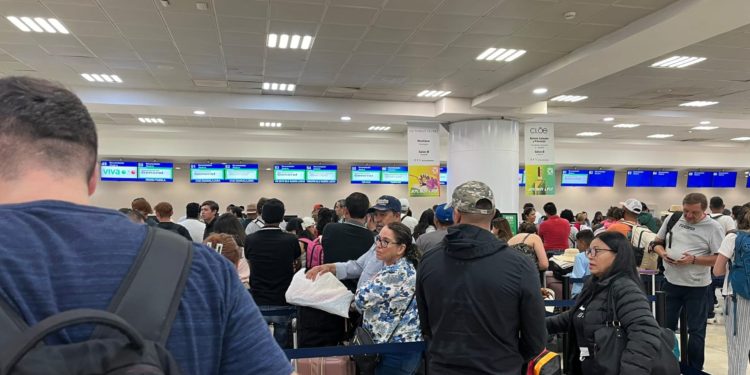 Cae sistema de Microsoft a nivel global, afectando vuelos en el Aeropuerto de Cancún