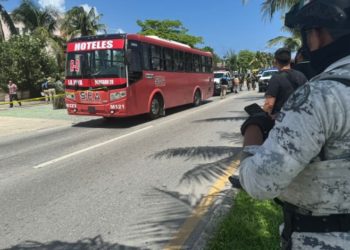 Asesinan a dos pasajeros del transporte público en la zona hotelera de Cancún